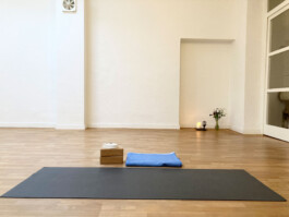 Yogaraum mit Matte und Hilfsmitteln
